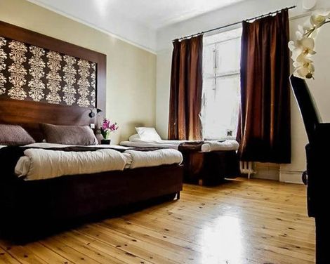 Queen's Hotel-2