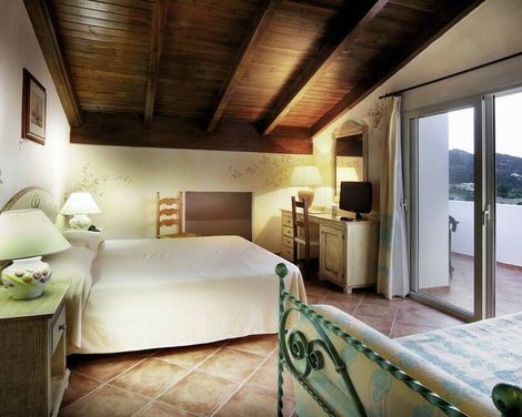 Colonna Beach Hotel & Apartments