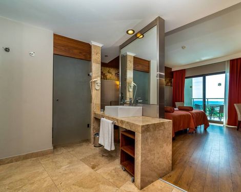Commodore Elite Suites & Spa