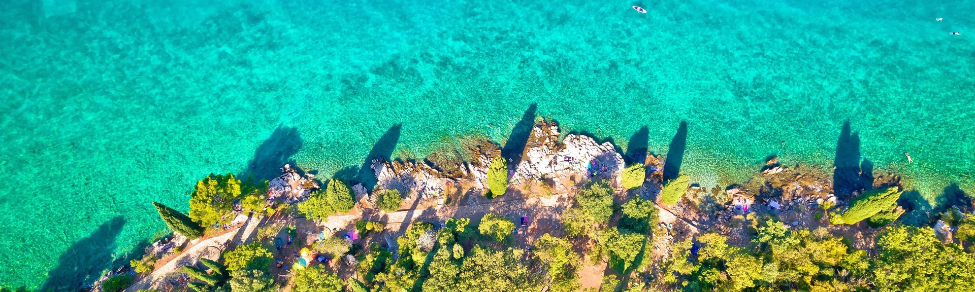 Vogelperspektive auf Malinska Beach auf der Insel Krk vor der Küste Kroatiens