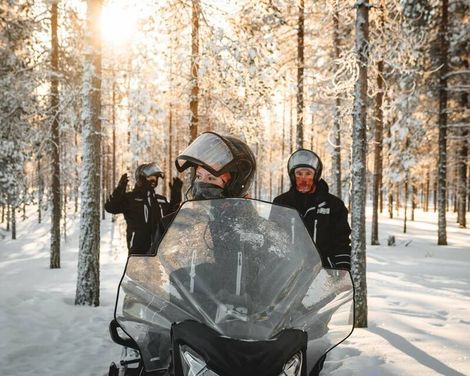 Santas Hotel Tunturi incl. Transfer & Schneemobil Safari & Nordlichter Tour