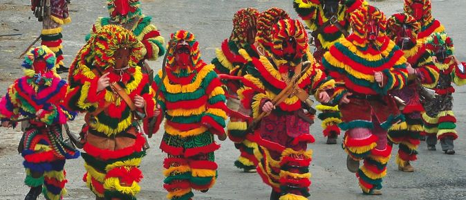 Traditionell verkleidete Menschen beim Karneval von Podence in Portugal
