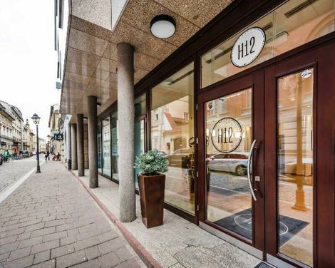 Hotel H12