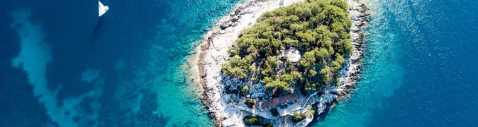 Vogelperspektive auf eine kleine Insel vor der Adriatischen Küste