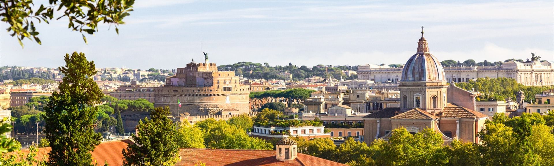 Panoramablick auf das historische Zentrum Roms vom Gianicolo an einem sonnigen Tag