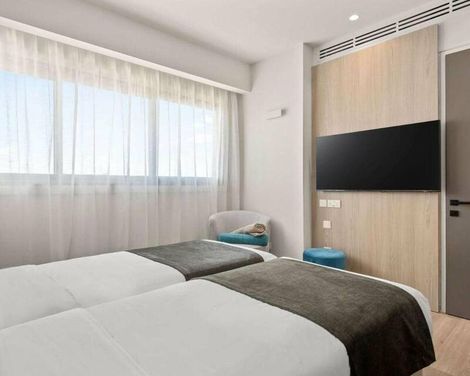 Mercure Larnaca Finikoudes Beach