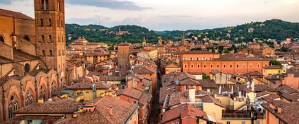 Blick auf die historische Altstadt von Bologna, Italien