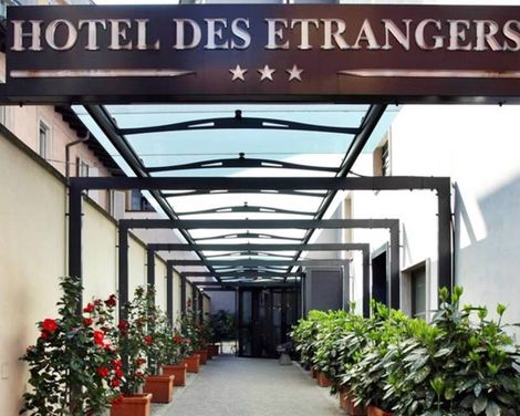 Des Etrangers
