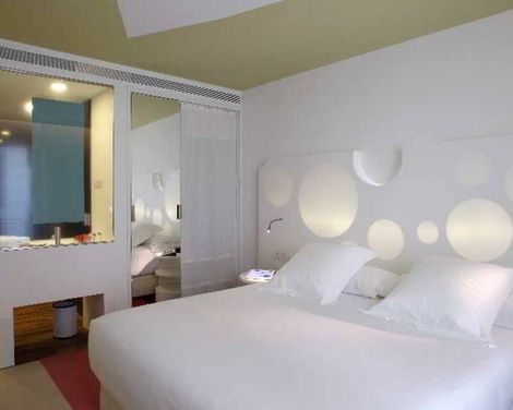 Room Mate Pau-1