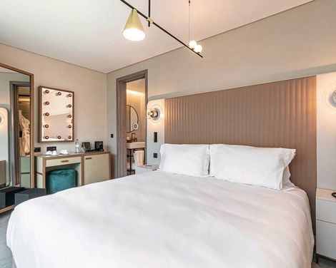 Luster Hotel