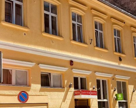 Easy Star Hotel