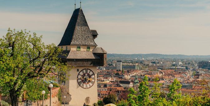 Blick auf den Uhrturm und über die Stadt Graz, Österreich