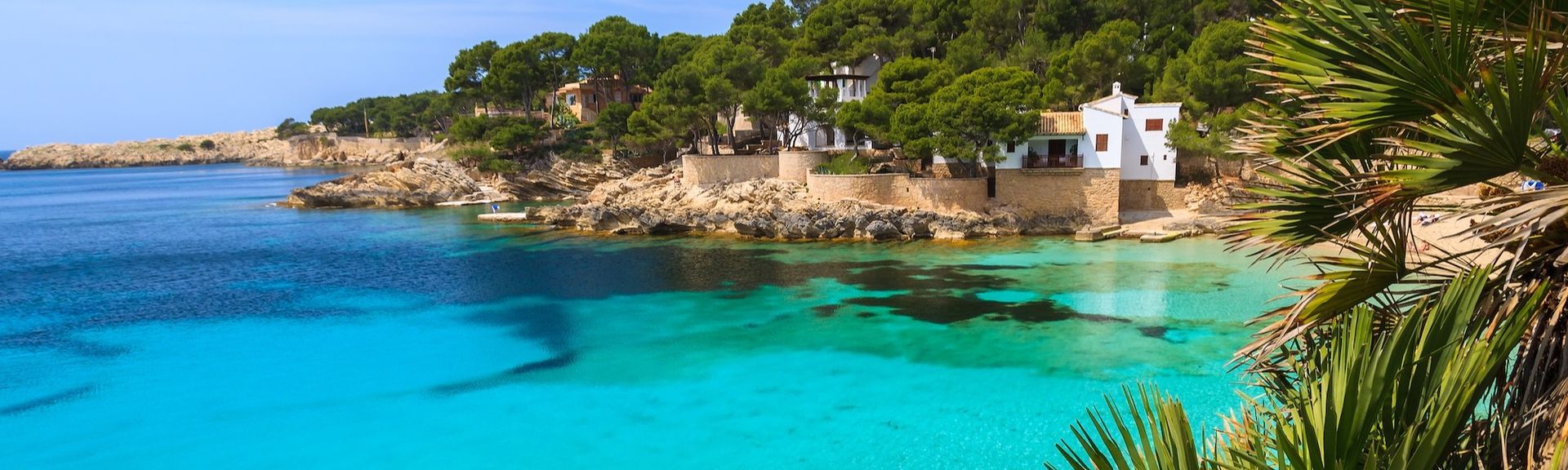 Sommerliche Bucht mit Haus auf Mallorca, Spanien