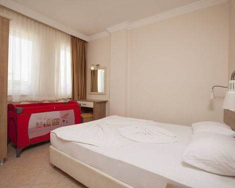 Catty Cats Garden Hotel-2