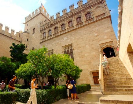 Drei Frauen sitzen entspannt am Strand von Bab Al Nojoum, Abu Dhabi