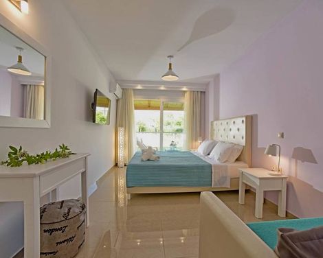 Palapart Gikas Studios & Suites-0