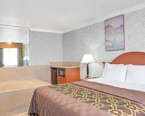 Days Inn by Wyndham Los Angeles LAX/Redondo/Manhattan Beach-0