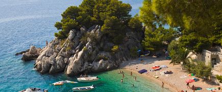 Blick auf den Strand von Brela an der Adriatischen Küste von Kroatien