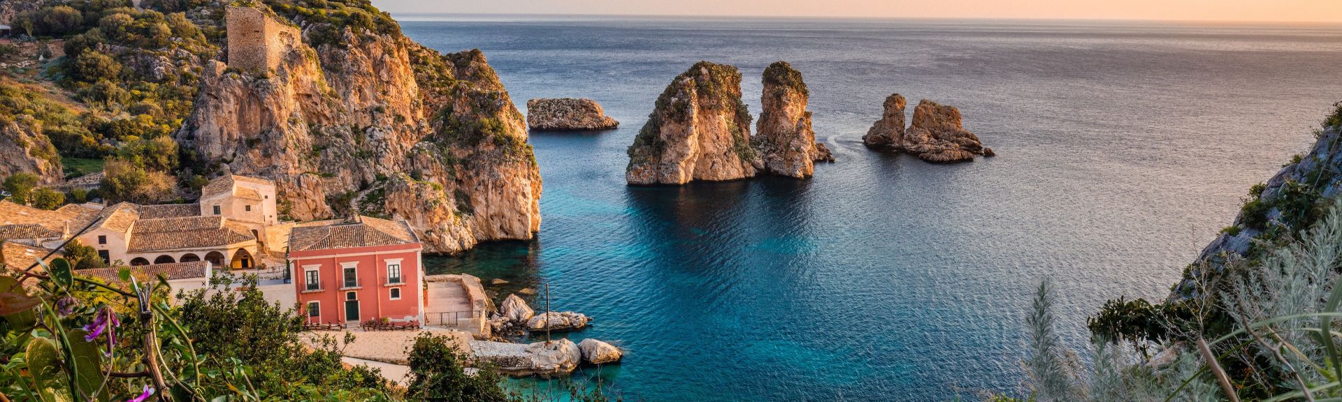 Blick auf die Tonnara di Scopello im Nordwesten Siziliens, Italien