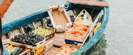 Kleines Händlerboot mit frischem Obst und Gemüse an der kroatischen Küste