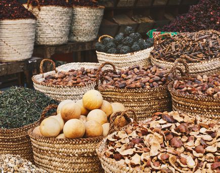 Lokaler Markt mit gefüllten Körben in Kairo, Ägypten
