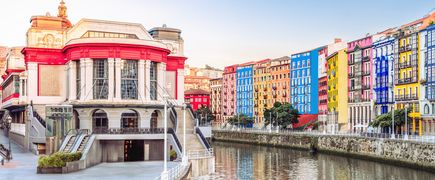 Altstadt von Bilbao, Spanien, mit bunten Häusern