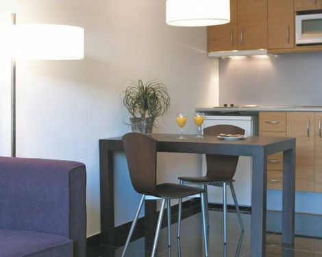 Hesperia Barcelona Fira Suites-3