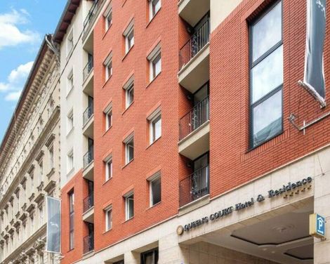 Queen's Court Hotel & Residence