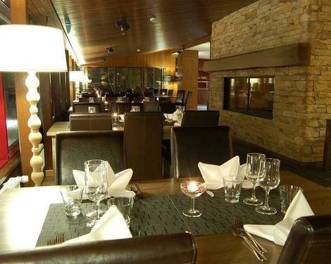 Santas Hotel Tunturi incl. Transfer & Schneemobil Safari & Nordlichter Tour
