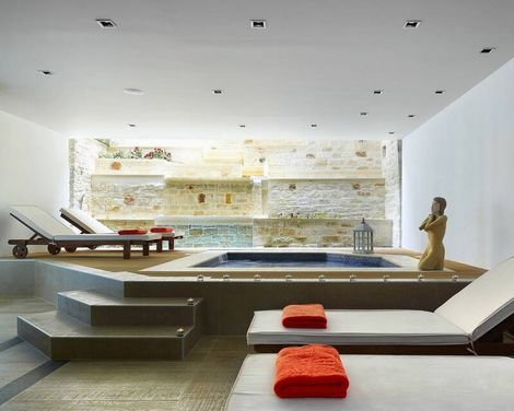 Macaris Suites & Spa