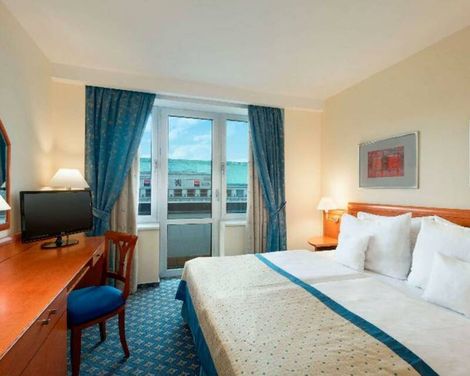 Ramada by Wyndham Prague City Centre-3