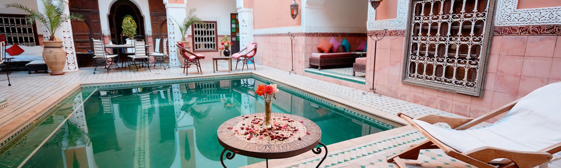 Traditionelles Riad mit Swimmingpool, Sitzgelegenheiten und marokkanischer Dekoration in Marokko