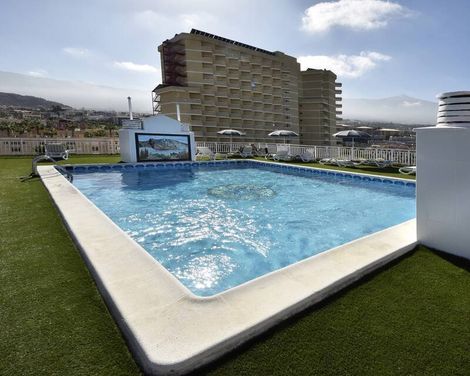 Skyview Hotel by LIVVO