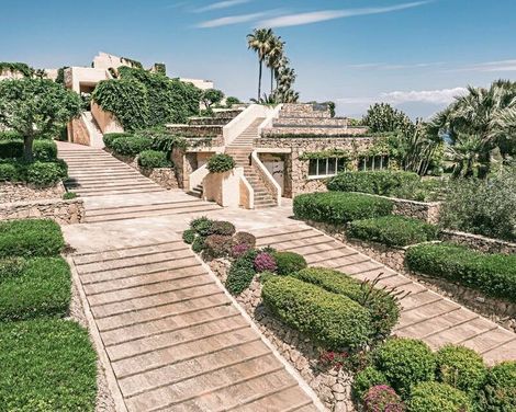 Mangia's Brucoli Sicily Autograph Collection