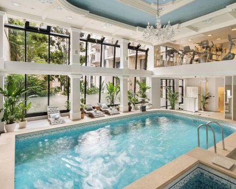 Queen's Court Hotel & Residence-2