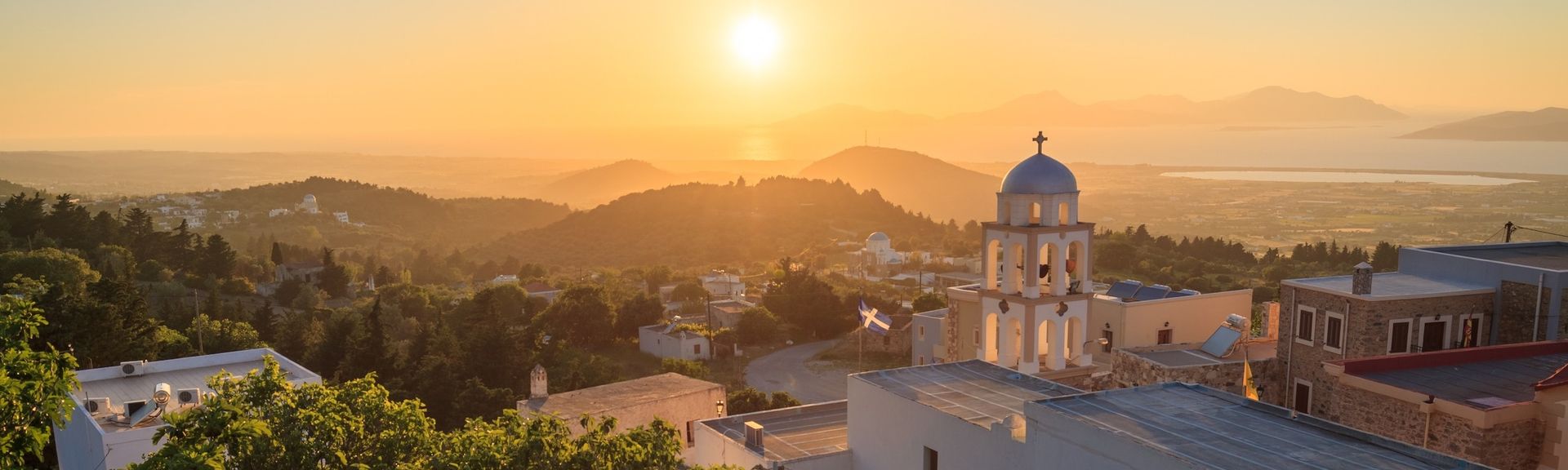 Blick auf die Kirche von Asfendiou auf Kos bei Sonnenuntergang