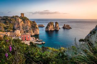Blick auf die Tonnara di Scopello im Nordwesten Siziliens, Italien