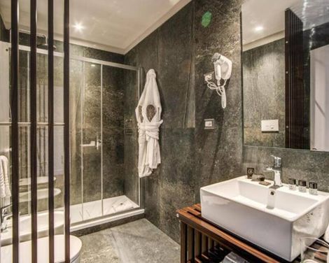 Hotel 77