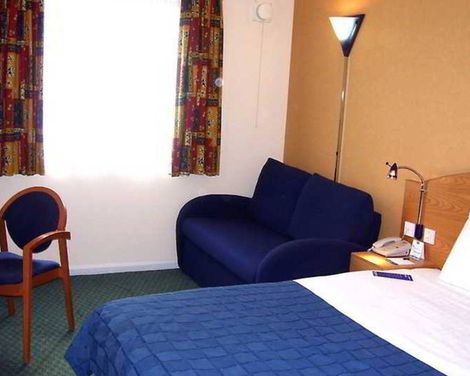 Holiday Inn Express London - Luton Airport-2