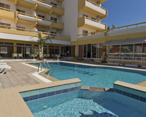 Trianta Hotel