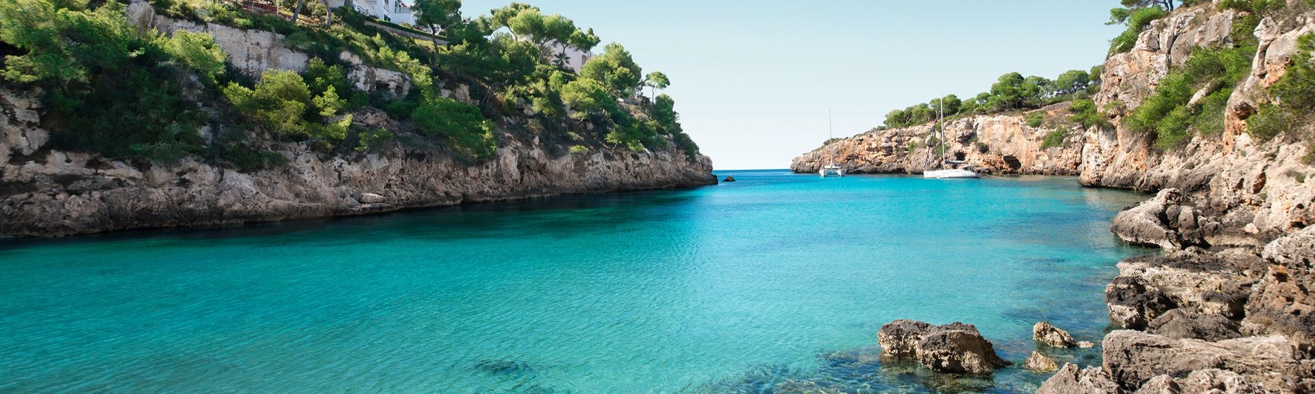 Eine Bucht mit türkisem Wasser auf Mallorca, Spanien