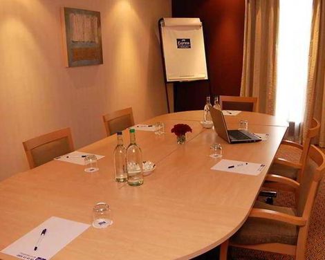 Holiday Inn Express London - Stansted Airport-2