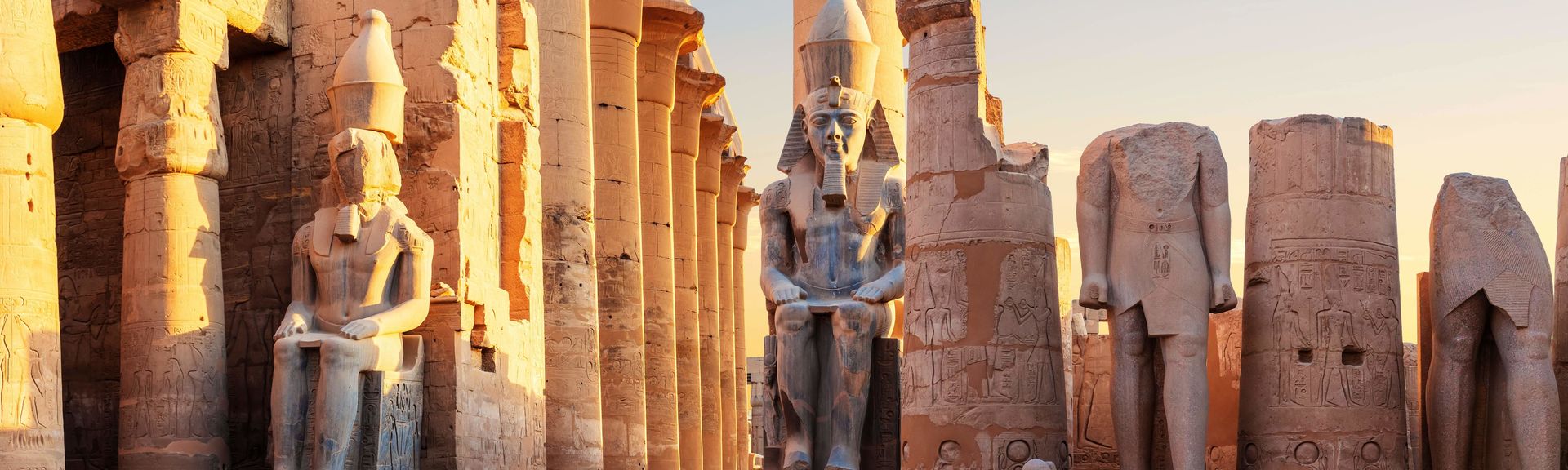 Außenansicht auf eine traditionelle Unterkunft in typischen Farben in Marrakesch, Marokko