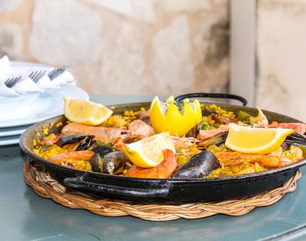 Eine frisch zubereitete Paella, Spaniens Nationalgericht