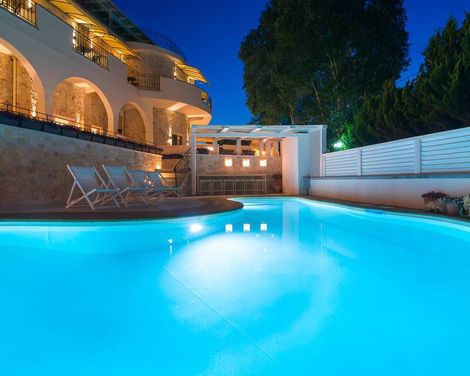 Neikos Luxury Suites