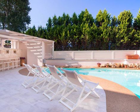 Neikos Luxury Suites