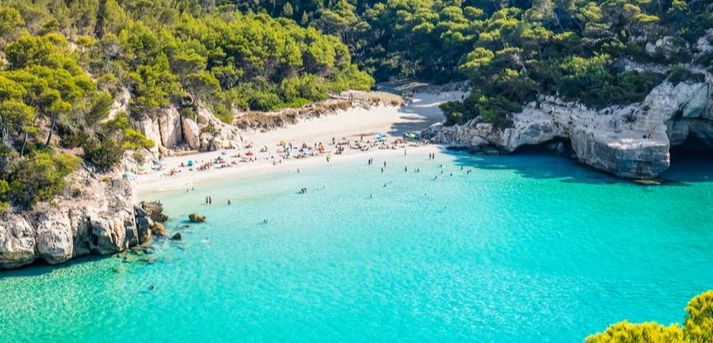 Cala Mitjana auf Menorca, Balearen, Spanien