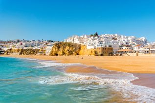 Blick auf die Stadt Albufeira an der Algarve in Portugal