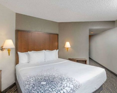 La Quinta Inn & Suites by Wyndham Secaucus Meadowlands-0