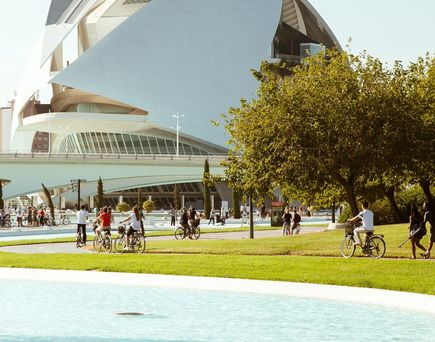 Fahrradfahrer und Fußgänger an der Stadt der Künste und Wissenschaften in Valencia, Spanien